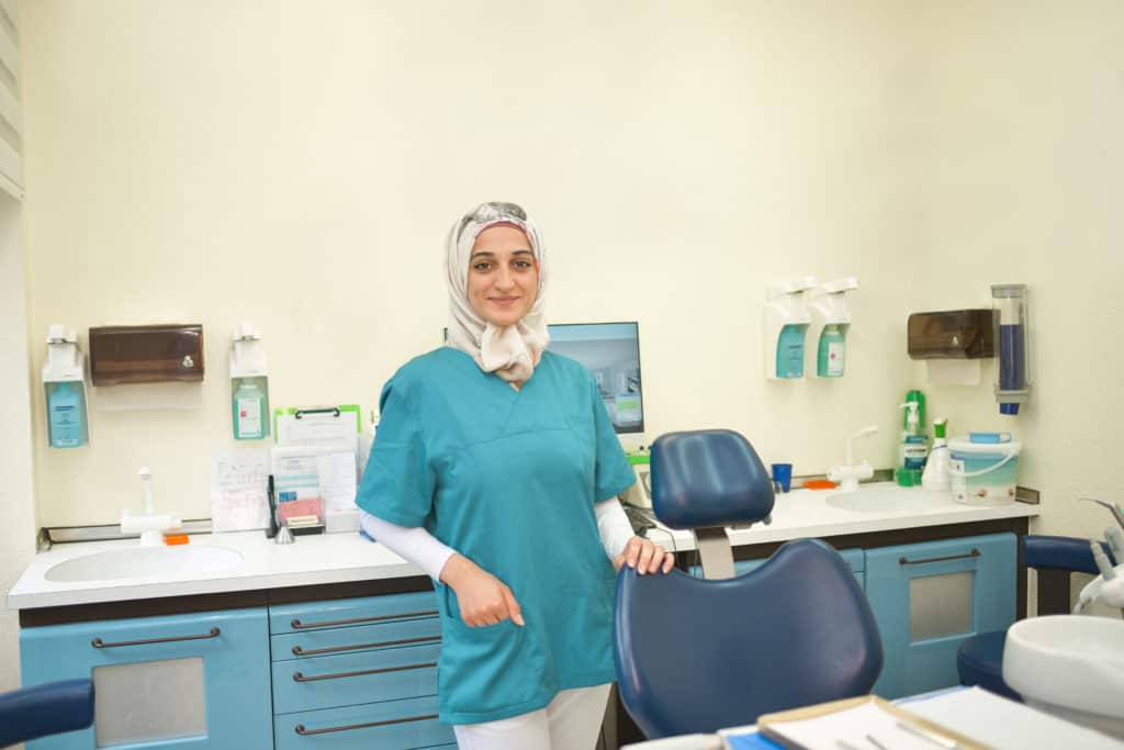 Zahnarzthelferin der Praxis Dr. Hussam Amayri in Duisburg im Behandlungszimmer – freundlicher Empfang in moderner Umgebung
