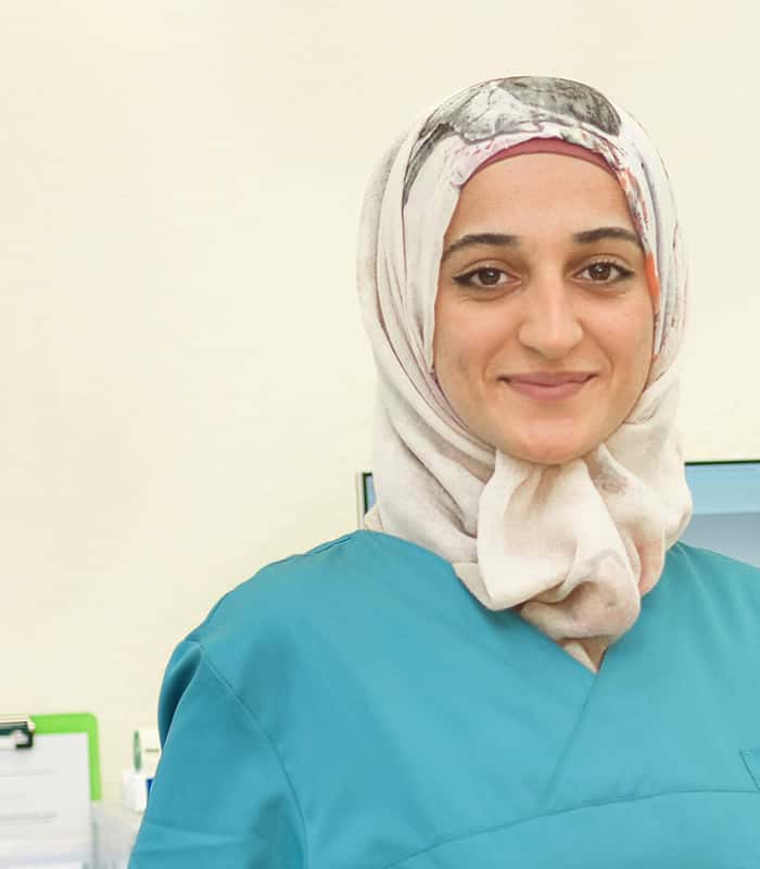 Aya Alshaik – Auszubildende zur ZFA bei Zahnarzt Amayri in Duisburg, mehrsprachig und engagiert im Team