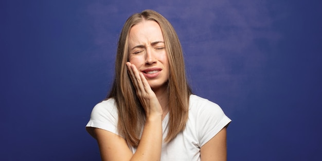 holding cheek suffering painful toothache feeling ill miserable unhappy looking dentist 1194 633532 Zahnarztpraxis Hussam Amayri in Duisburg Blogs
