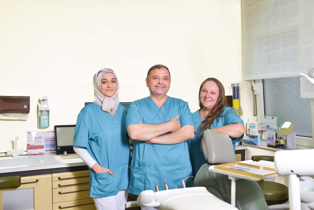 Team der Zahnarztpraxis Amayri in Duisburg – Zahnarzt Hussam Amayri mit den Zahnmedizinischen Fachangestellten Nadine Schuhmann und Aya Alshaik