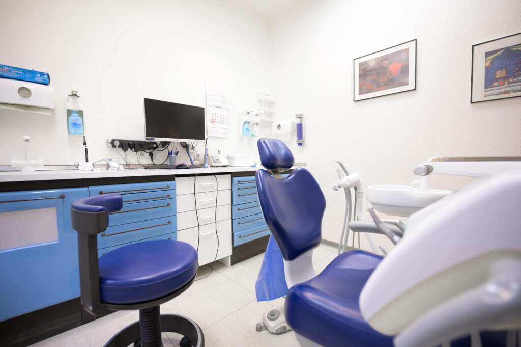 Blick auf den Zahnbehandlungsstuhl und die technische Ausstattung im Behandlungszimmer der Zahnarztpraxis Amayri