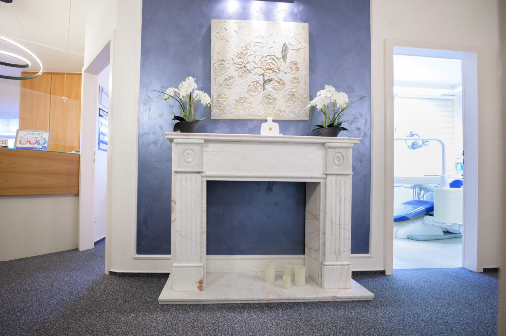 eingangsbereich-zahnarztpraxis-amayri-duisburg-dekoration.jpg