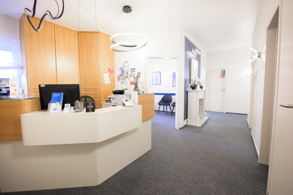 Heller Eingangs- und Empfangsbereich der Zahnarztpraxis Amayri in Duisburg