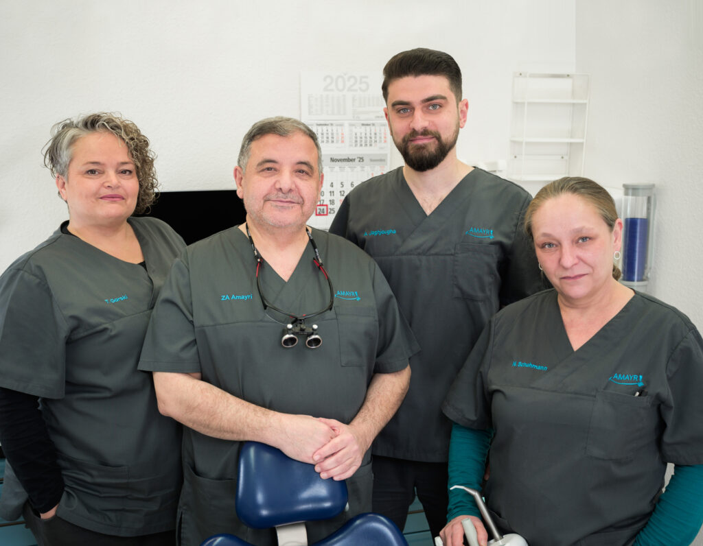 Team der Zahnarztpraxis Amayri in Duisburg – Zahnarzt Hussam Amayri mit den Zahnmedizinischen Fachangestellten Nadine Schuhmann und Jaghjougha und Frau Groski.
